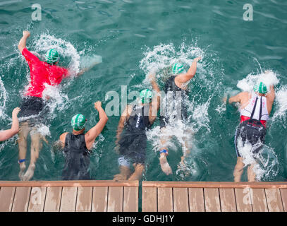 Triathlon im offenen Wasser Meer schwimmen beginnen. Stockfoto