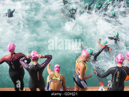 Triathlon im offenen Wasser Meer schwimmen beginnen. Stockfoto