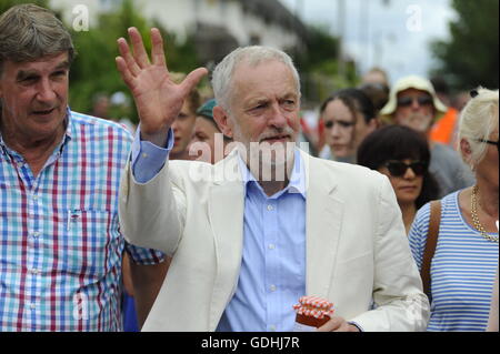 Tolpuddle Märtyrer Rally, Dorset, UK. 17. Juli 2016. Labour-Chef Jeremy Corbyn gibt den Massen eine Welle.  Foto von Graham Hunt/Alamy Live-Nachrichten. Stockfoto