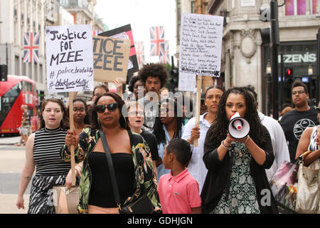 London, UK. 17. Juli 2016: Black lebt Angelegenheit Demonstranten nahm zur Oxford Street für eine Solidarität März für Mzee Mohammed. Die 18 jährige schwarze Jugend starb in Polizeigewahrsam in Liverpool. Bildnachweis: David Mbiyu/Alamy Live-Nachrichten Stockfoto