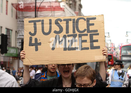 London, UK. 17. Juli 2016: Black lebt Angelegenheit Demonstranten nahm zur Oxford Street für eine Solidarität März für Mzee Mohammed. Die 18 jährige schwarze Jugend starb in Polizeigewahrsam in Liverpool. Bildnachweis: David Mbiyu/Alamy Live-Nachrichten Stockfoto