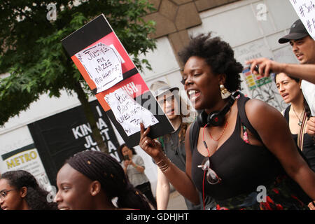 London, UK. 17. Juli 2016 nahm Black lebt Angelegenheit Demonstranten zur Oxford Street für eine Solidarität März für Mzee Mohammed. Die 18 jährige schwarze Jugend starb in Polizeigewahrsam in Liverpool. Bildnachweis: David Mbiyu/Alamy Live-Nachrichten Stockfoto