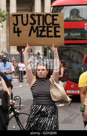 London, UK. 17. Juli 2016: Black lebt Angelegenheit Demonstranten nahm zur Oxford Street für eine Solidarität März für Mzee Mohammed. Die 18 jährige schwarze Jugend starb in Polizeigewahrsam in Liverpool. Bildnachweis: David Mbiyu/Alamy Live-Nachrichten Stockfoto