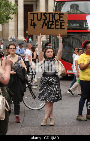 London, UK. 17. Juli 2016: Black lebt Angelegenheit Demonstranten nahm zur Oxford Street für eine Solidarität März für Mzee Mohammed. Die 18 jährige schwarze Jugend starb in Polizeigewahrsam in Liverpool. Bildnachweis: David Mbiyu/Alamy Live-Nachrichten Stockfoto