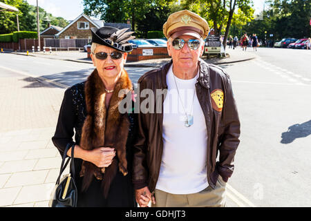 US-Armee Luftwaffe Oberst tragen Erkennungsmarken Leder Fliegerjacke 1940er Wochenende in Woodhall Spa Lincolnshire UK England auf 17.07.2016 The Großbritanniens größte 1940 Wochenende Menschen und Fahrzeuge von der WW1 1. Weltkrieg Ära Veteranen in traditionellen einheitliche Uniformen und Kleidung zu kleiden. Große Oldtimer Veranstaltung wie das sonnige Wetter zieht die Massen um an einem Tag Vintage Musik schwelgen tanzen, Mode, Erinnerungsstücke, Unterhaltung und klassische Autos zu einem Thema der 1940er Jahre. Genießen sie Livemusik Oldtimer, Oldtimer & Militärfahrzeuge, tanzen zeigt & Reenactments Credit: Tommy (Louth) / Alamy Live News Stockfoto