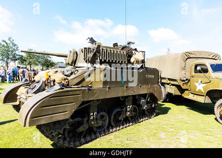 WW2 Panzer US USA Armee Fahrzeug Maschine 1940er Wochenende in Woodhall Spa Lincolnshire UK England auf 17.07.2016 The Großbritanniens größte 1940er Wochenende Personen und Fahrzeuge von der WW1 1. Weltkrieg Ära Veteranen in Tracht einheitliche Uniformen und Kleidung. Große Oldtimer Veranstaltung wie das sonnige Wetter zieht die Massen um an einem Tag Vintage Musik schwelgen tanzen, Mode, Erinnerungsstücke, Unterhaltung und klassische Autos zu einem Thema der 1940er Jahre. Genießen sie Livemusik Oldtimer, Oldtimer & Militärfahrzeuge, tanzen zeigt & Reenactments Credit: Tommy (Louth) / Alamy Live News Stockfoto