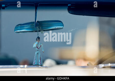 Elvis Anhänger hängt vom Rückspiegel an die amerikanische Autos und Motorräder, treffen in der Plaza de La Basilica de Candelaria, Teneriffa. Stockfoto