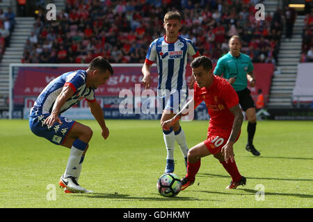 DW-Stadion, Wigan, England. 17. Juli 2016. Vorsaison-freundlich. Wigan Athletic gegen Liverpool. Philippe Coutinho von Liverpool nimmt der Wigan-Verteidigung. Bildnachweis: Aktion Plus Sport/Alamy Live-Nachrichten Stockfoto