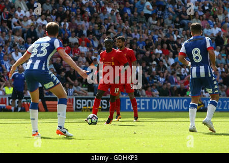 DW-Stadion, Wigan, England. 17. Juli 2016. Vorsaison-freundlich. Wigan Athletic gegen Liverpool. Sadio Mähne von Liverpool sucht nach einem Weg durch die Verteidigung von Wigan. Bildnachweis: Aktion Plus Sport/Alamy Live-Nachrichten Stockfoto