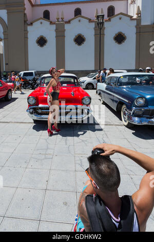 Fotografen fotografieren Körper gemalt Pin up Mädchen fotografiert vor einem Chevrolet an die amerikanische Autos und Motorräder versammelten sich in der Plaza de La Basilica de Candelaria, Teneriffa. Stockfoto