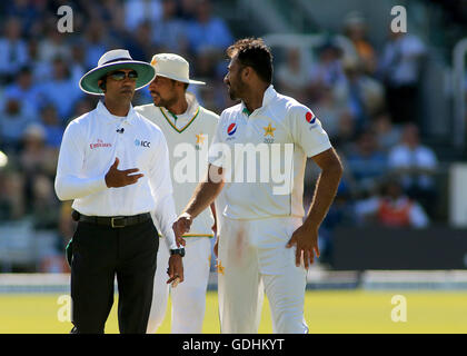 17.07.2016. Herr, London, England. Das erste Investec Cricket Testspiel. England gegen Pakistan. Pakistan Melone Wahab Riaz erhält eine zweite Warnung aus Schiedsrichter Kumar Dharmasena für die Eingabe der Gefahrenzone Stockfoto