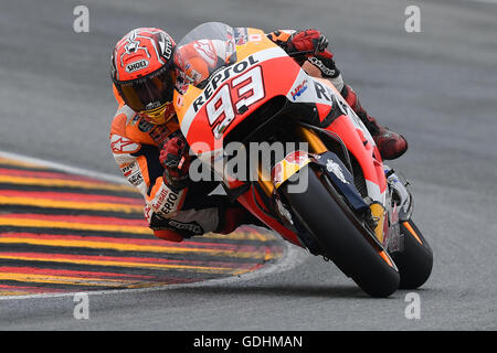 Hohenstein-Ernstthal, Deutschland. 17. Juli 2016. Die spanische MotoGP-Pilot Marc Marquez von Repsol Honda Team auf der Strecke während der Motorrad World Championship Grand Prix Deutschland auf dem Sachsenring in Hohenstein-Ernstthal, Deutschland, 17. Juli 2016. Foto: HENDRIK SCMIDT/Dpa/Alamy Live News Stockfoto