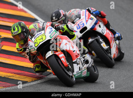 Hohenstein-Ernstthal, Deutschland. 17. Juli 2016. Britische MotoGP-Pilot Scott Redding von OCTO Pramac Yakhnich Team (r.) mit der britischen Cal Crutchlow von LCR Honda Team während der Motorrad World Championship Grand Prix Deutschland auf dem Sachsenring in Hohenstein-Ernstthal, Deutschland, 17. Juli 2016. Foto: HENDRIK SCMIDT/Dpa/Alamy Live News Stockfoto