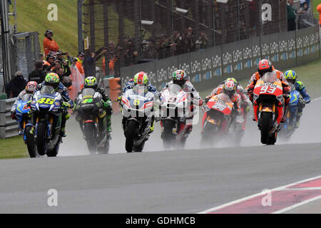 Hohenstein-Ernstthal, Deutschland. 17. Juli 2016. (Deutschland) 17.07.2016, HOHENSTEIN-ERNSTTHAL, Sachsen - 17 Juli: die MotoGP Fahrer starten aus dem Netz während des MotoGP-Rennens in der deutschen MotoGp - Rennen auf dem Sachsenring am 17. Juli 2016 in Hohenstein-Ernstthal, Deutschland. (Foto: Marco Iorio) Bildnachweis: Marco Iorio/Alamy Live-Nachrichten Stockfoto