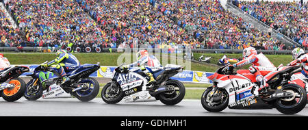 Hohenstein-Ernstthal, Deutschland. 17. Juli 2016. Vor einer großen Menschenmenge die MotoGP starten Fahrer im Rennen der Motorrad World Championship Grand Prix Deutschland auf dem Sachsenring in Hohenstein-Ernstthal, Deutschland, 17. Juli 2016. Foto: HENDRIK SCMIDT/Dpa/Alamy Live News Stockfoto