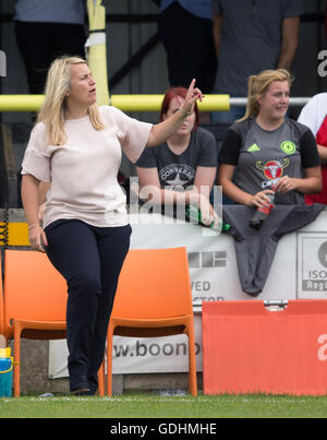 Wheatsheaf Park, Staines, UK. 17. Juli 2016. FA Womens Super League 1. Ladies Chelsea gegen Arsenal Ladies. Chelsea Ladies Manager Emma Hayes Unterweisung während des Spiels Credit: Action Plus Sport/Alamy Live News Stockfoto