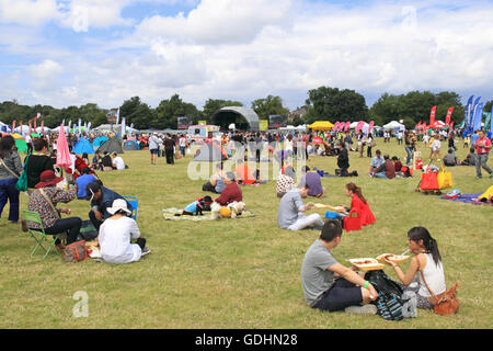 Menschenmassen genießen Sie die Atmosphäre. Barrio Fiesta sa London 2016. 16. und 17. Juli 2016. Apps Court Farm, Hurst Straße, Walton-on-Thames, Surrey, England, Großbritannien, Deutschland, UK, Europa. Die Philippine Centre und TFC bieten ein ganzes Wochenende von reinen Pinoy-Spaß und Unterhaltung mit den besten der Filipino kulturellen Darbietungen und Produktionszahlen von Kapamilya Sterne aus den Philippinen. Ziel ist es, zusammen zu bringen und die einzigartigen Qualitäten der philippinischen Fiesta zu erfassen. Bildnachweis: Ian Flasche/Alamy Live-Nachrichten Stockfoto