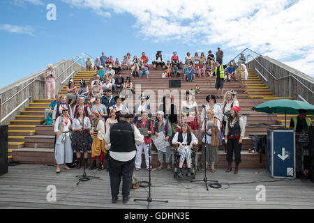 Hastings, England. 17. Juli 2016, der 7. jährlichen Piratentag in Hastings, East Sussex. Es gab viele Piraten orientierte Veranstaltungen rund um die Stadt mit Tausenden von Besuchern dressing für den Anlass, Credit: Jason Richardson / Alamy Live News Stockfoto