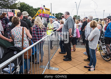 South Shields, Großbritannien, 17. Juli 2016. Ein Ereignis-Verwalter versucht zu erklären, warum sie Eintritt in ein kostenloses Musik-Event in einem öffentlichen Bereich zu leugnen sind. Viele Musikliebhaber haben reiste lange Strecken und Aufwendungen nur um Zugang zu der Veranstaltung an die Lindisfarne und The Proclaimers Schlagzeile verweigert werden. Joseph Gallien/Alamy Live News Stockfoto