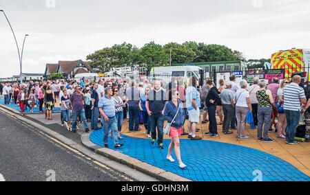 South Shields/South Tyneside, UK. 17. Juli 2016. Hunderte von Musik Fans verließen enttäuscht durch Ausschluss von eine kostenlose live-Musik-Veranstaltung in einem öffentlichen Bereich mit Lindisfarne und The Proclaimers. Viele haben lange Strecken zurückgelegt und entstehende Kosten. Joseph Gallien/Alamy Live News. Stockfoto