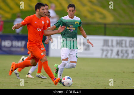 St. Petersburg, Florida, USA. 16. Juli 2016. Tampa Bay Rowdies Mittelfeldspieler Eric Avila (30) in Aktion gegen Puerto Rico FC während eines NASL-Spiel im Al Lang Stadion am 16. Juli 2016 in St. Petersburg, Florida.ZUMA Presse/Scott A. Miller © Scott A. Miller/ZUMA Draht/Alamy Live News Stockfoto