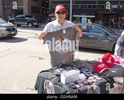 Cleveland, Ohio, USA. 16. Juli 2016. Tino Ferreira, einem Anbieter von Sarasota, Florida, zeigt eines der Donald Trump T-shirts, die er, in der Nähe von Quicken Loans Arena, Website der Republican National Convention 2016 in Cleveland, Ohio am Samstag, 16. Juli, 2016.Credit verkauft: Ron Sachs/CNP. © Ron Sachs/CNP/ZUMA Draht/Alamy Live-Nachrichten Stockfoto