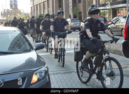 Cleveland, Ohio, USA. 16. Juli 2016. Polizisten auf Fahrrädern Talfahrt Euclid Avenue ca. zwei Blocks von der Quicken Loans Arena, Ort der Republican National Convention 2016 in Cleveland, Ohio am Samstag, 16. Juli, 2016.Credit: Ron Sachs/CNP. © Ron Sachs/CNP/ZUMA Draht/Alamy Live-Nachrichten Stockfoto