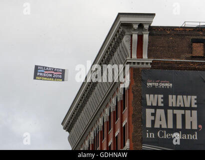 Cleveland, Ohio, USA. 16. Juli 2016. Anti-Hillary Zeichen fliegt in der Nähe von Quicken Loans Arena, Ort der Republican National Convention 2016 am Samstag, 16. Juli, 2016.Credit: Ron Sachs/CNP. © Ron Sachs/CNP/ZUMA Draht/Alamy Live-Nachrichten Stockfoto