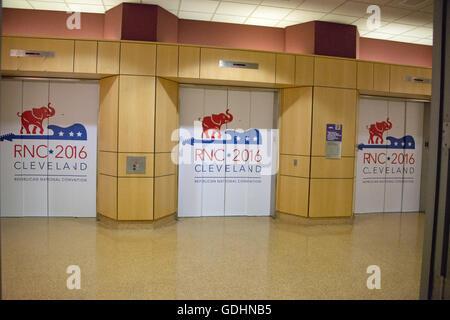 Cleveland, Ohio, USA. 16. Juli 2016. Diverses Aufzug bank mit Konvention Logos in der Quicken Loans Arena in Cleveland, Ohio, Website der Republican National Convention 2016 am Samstag, den 17. Juli 2016.Credit: Ron Sachs/CNP. © Ron Sachs/CNP/ZUMA Draht/Alamy Live-Nachrichten Stockfoto