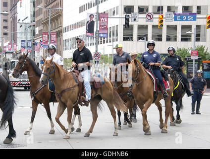 Cleveland, Ohio, USA. 16. Juli 2016. Polizei- und Menschen auf dem Pferderücken auf Euclid Street in der Nähe von Quicken Loans Arena, Website von 2016 Republican National Convention, am Samstag, 16. Juli, 2016.Credit: Ron Sachs/CNP. © Ron Sachs/CNP/ZUMA Draht/Alamy Live-Nachrichten Stockfoto