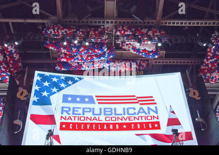 Cleveland, Ohio, USA. 16. Juli 2016. Luftballons in der Decke der Quicken Loans Arena vor Beginn der Republican National Convention 2016 in Cleveland, Ohio am Samstag, 16. Juli, 2016.Credit: Ron Sachs/CNP. © Ron Sachs/CNP/ZUMA Draht/Alamy Live-Nachrichten Stockfoto