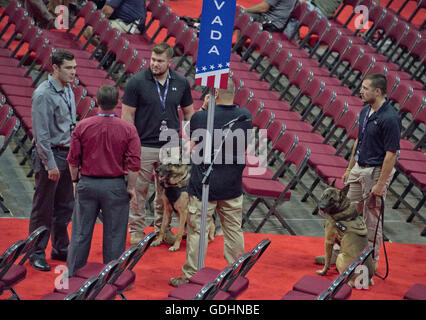 Cleveland, Ohio, USA. 16. Juli 2016. Sicherheit-Hunde und ihre Handler auf dem Boden als sie für die Sicherheit-Sweep in der Quicken Loans Arena, Website der Republican National Convention 2016 am Samstag, 16. Juli, 2016.Credit vorzubereiten: Ron Sachs/CNP. © Ron Sachs/CNP/ZUMA Draht/Alamy Live-Nachrichten Stockfoto