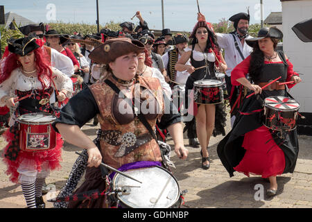 Hastings, England. 17. Juli 2016, der 7. jährlichen Piratentag in Hastings, East Sussex. Es gab viele Piraten orientierte Veranstaltungen rund um die Stadt mit Tausenden von Besuchern dressing für den Anlass, Credit: Jason Richardson / Alamy Live News Stockfoto