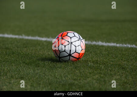 Wheatsheaf Park, Staines, UK. 17. Juli 2016. FA Womens Super League 1. Ladies Chelsea gegen Arsenal Ladies. Eine Nahaufnahme von den Spielball Credit: Action Plus Sport/Alamy Live News Stockfoto