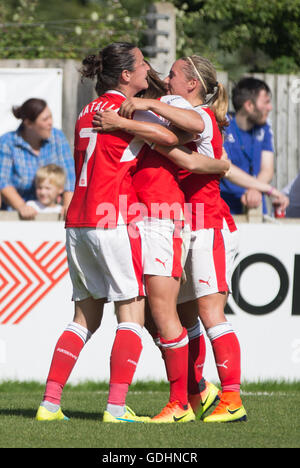 Wheatsheaf Park, Staines, UK. 17. Juli 2016. FA Womens Super League 1. Ladies Chelsea gegen Arsenal Ladies. Arsenal Ladies feiern ihr zweites Tor des Spiels Credit: Action Plus Sport/Alamy Live News Stockfoto