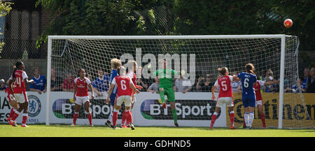 Wheatsheaf Park, Staines, UK. 17. Juli 2016. FA Womens Super League 1. Ladies Chelsea gegen Arsenal Ladies. Eine Ecke gekreuzt kommt in den Raum während des Spiels Credit: Action Plus Sport/Alamy Live News Stockfoto