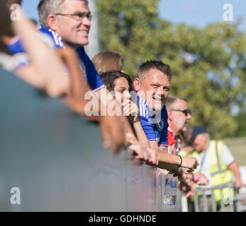 Wheatsheaf Park, Staines, UK. 17. Juli 2016. FA Womens Super League 1. Ladies Chelsea gegen Arsenal Ladies. Chelsea-Fans gebadet in der Sonne während des Spiels Credit: Action Plus Sport/Alamy Live News Stockfoto