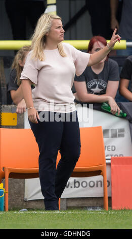 Wheatsheaf Park, Staines, UK. 17. Juli 2016. FA Womens Super League 1. Ladies Chelsea gegen Arsenal Ladies. Chelsea Ladies Manager Emma Hayes gibt Unterricht während des Spiels Credit: Action Plus Sport/Alamy Live News Stockfoto