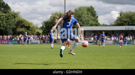 Wheatsheaf Park, Staines, UK. 17. Juli 2016. FA Womens Super League 1. Ladies Chelsea gegen Arsenal Ladies. Chelsea Ladies Verteidiger Hannah Blundell (3) auf die Kugel Credit: Action Plus Sport/Alamy Live News Stockfoto