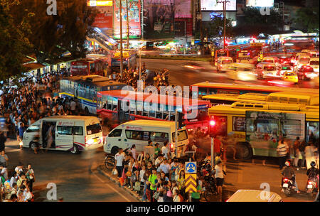 Überfüllten öffentlichen Verkehrsmitteln. Viele Passagiere warten auf den Bus-Warteschlange. Stockfoto