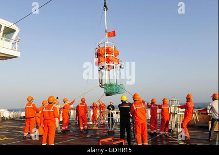 (160718)--an Bord ZHANG JIAN, 18. Juli 2016 (Xinhua)--Personal Praxis platzieren "Regenbogenfisch", eine Tauchpumpe, die in der Lage, Tauchen bis zu 11.000 Meter in das Meer, auf Forschungsschiff Zhang Jian im Südchinesischen Meer, 16. Juli 2016. Das Schiff wird des Schiffs Navigation Fähigkeiten und Ausrüstung während der zweimonatigen Reise in den südlichen Pazifik getestet. Das Ziel ist das Wasser in der Nähe von New Britain Graben, die mehr als 8.000 Meter tief im Meer in der Nähe von Papua-Neu-Guinea Solomon. Das Schiff ist 97 Meter lang und 17,8 m breit. Es hat einen gestalteten Hubraum von rund 4.800 Tonnen und eine enduran Stockfoto