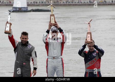 Budapest, Ungarn. 17. Juli 2016. Sieger Matthias Dolderer (C) Deutschland, zweite Platzhalter Hannes Arch (L) von Österreich und dritten Platz Gewinner Matt Hall of Australia halten ihre Trophäen während der Preisverleihung für die Red Bull Air Race Weltmeisterschaft in Budapest, Ungarn, 17. Juli 2016. Bildnachweis: Csaba Domotor/Xinhua/Alamy Live-Nachrichten Stockfoto