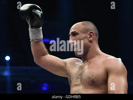 Berlin, Deutschland. 16. Juli 2016. Deutscher Boxer Arthur Abraham jubelt nach seinem Sieg im Kampf gegen den norwegischen Boxer Lihaug International Championships im WBO im Supermittelgewicht in Max Schmeling Halle in Berlin, Deutschland, 16. Juli 2016. Foto: SOEREN STACHE/Dpa/Alamy Live News Stockfoto