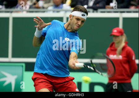 Trinec, Tschechische Republik. 17. Juli 2016. Tschechische Jiri Vesely spielt gegen französische Jo-Wilfried Tsonga im Einzelspiel beim Davis Cup Tennisturnier Viertelfinale zwischen der Tschechischen Republik und Frankreich in Trinec, Tschechische Republik, 17. Juli 2016. Bildnachweis: Petr Sznapka/CTK Foto/Alamy Live-Nachrichten Stockfoto