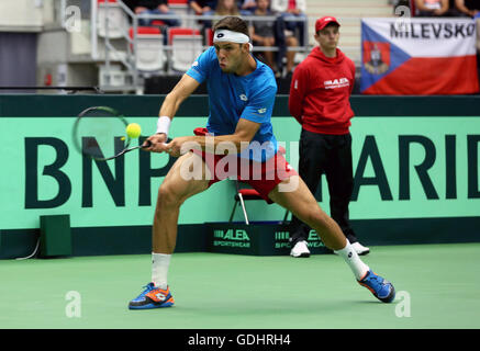 Trinec, Tschechische Republik. 17. Juli 2016. Tschechische Jiri Vesely spielt gegen französische Jo-Wilfried Tsonga im Einzelspiel beim Davis Cup Tennisturnier Viertelfinale zwischen der Tschechischen Republik und Frankreich in Trinec, Tschechische Republik, 17. Juli 2016. Bildnachweis: Petr Sznapka/CTK Foto/Alamy Live-Nachrichten Stockfoto