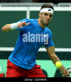 Trinec, Tschechische Republik. 17. Juli 2016. Tschechische Jiri Vesely spielt gegen französische Jo-Wilfried Tsonga im Einzelspiel beim Davis Cup Tennisturnier Viertelfinale zwischen der Tschechischen Republik und Frankreich in Trinec, Tschechische Republik, 17. Juli 2016. Bildnachweis: Petr Sznapka/CTK Foto/Alamy Live-Nachrichten Stockfoto