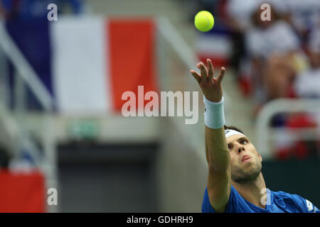 Trinec, Tschechische Republik. 17. Juli 2016. Tschechische Jiri Vesely spielt gegen französische Jo-Wilfried Tsonga im Einzelspiel beim Davis Cup Tennisturnier Viertelfinale zwischen der Tschechischen Republik und Frankreich in Trinec, Tschechische Republik, 17. Juli 2016. Bildnachweis: Petr Sznapka/CTK Foto/Alamy Live-Nachrichten Stockfoto