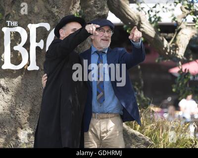 London, UK. 17. Juli 2016. Mark Rylance und Steven Spielberg, The BFG Filmpremiere am Leicester Square in London. 17.07.2016 | Nutzung weltweit/Picture Alliance Credit: Dpa/Alamy Live-Nachrichten Stockfoto