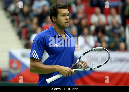 Trinec, Tschechische Republik. 17. Juli 2016. Jo-Wilfried Tsonga Frankreichs Pausen während seiner Tennis Davis-Cup-Viertelfinale Spiel mit Jiri Vesely der Tschechischen Republik in Trinec, Tschechische Republik, Sonntag, 17. Juli 2016. Bildnachweis: Petr Sznapka/CTK Foto/Alamy Live-Nachrichten Stockfoto