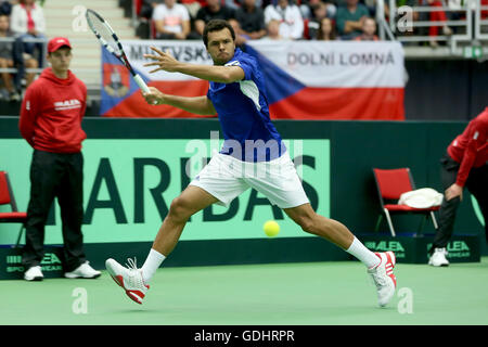 Trinec, Tschechische Republik. 17. Juli 2016. Französische Jo-Wilfried Tsonga spielt gegen Tschechien Jiri Vesely während des einzelnen Spiels beim Davis Cup Tennisturnier Viertelfinale zwischen der Tschechischen Republik und Frankreich in Trinec, Tschechische Republik, 17. Juli 2016. Bildnachweis: Petr Sznapka/CTK Foto/Alamy Live-Nachrichten Stockfoto